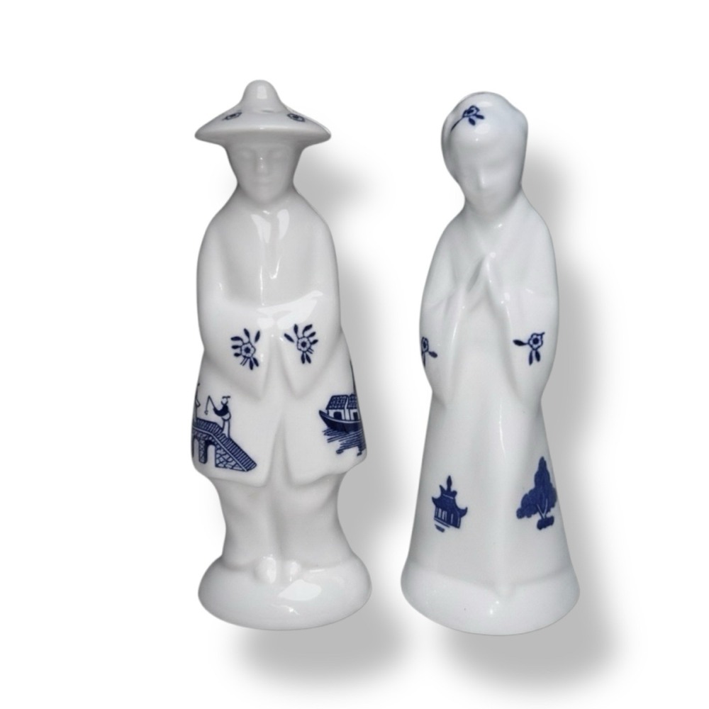 Vintage "BLUE WILLOW" Blue & White Oriental Man & Woman Salt & Pepper Shaker